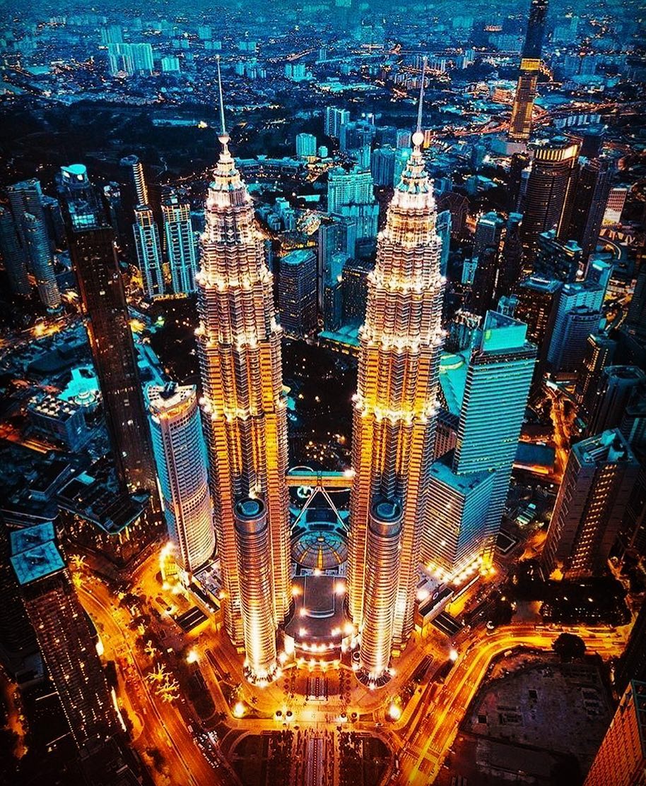 Có cả triệu người chụp ảnh dưới toà tháp đôi trứ danh ở Kuala Lumpur nhưng  không phải ai cũng biết toạ độ để có bức hình đẹp nhất  Vé máy