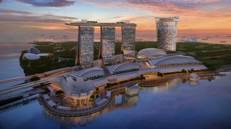 Một khung cảnh hoàng hôn tuyệt đẹp của khu phức hợp Marina Bay Sands mang tính biểu tượng của Singapore, với ba tòa nhà chọc trời được chiếu sáng, hồ bơi vô cực trên sân thượng và mặt nước tĩnh lặng xung quanh.