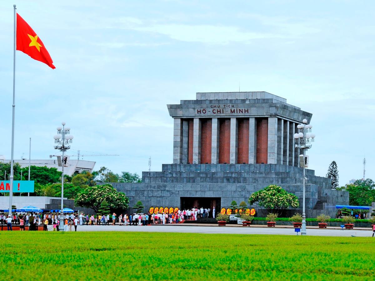 Phân tích: Viếng lăng Bác - Viễn Phương