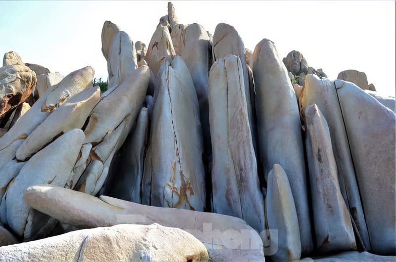 Kỳ thú những cung đường bộ xuyên biển - Ảnh 2. Những khối đá cao và hẹp đứng sát nhau dưới bầu trời trong xanh, phô diễn những đặc điểm và kết cấu địa chất độc đáo.