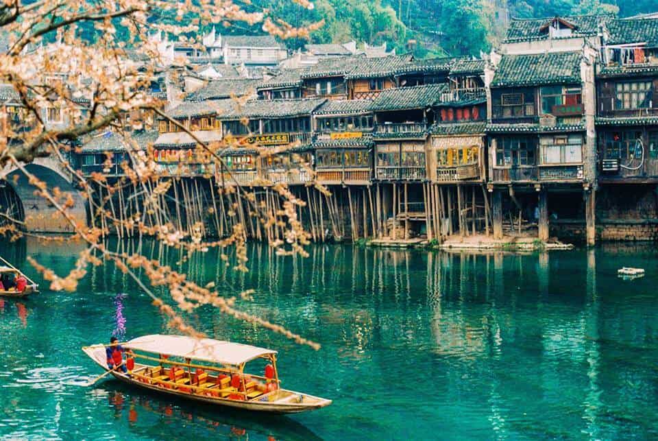 Phù Dung Trấn (2023) – Cổ trấn ngàn năm treo trên thác