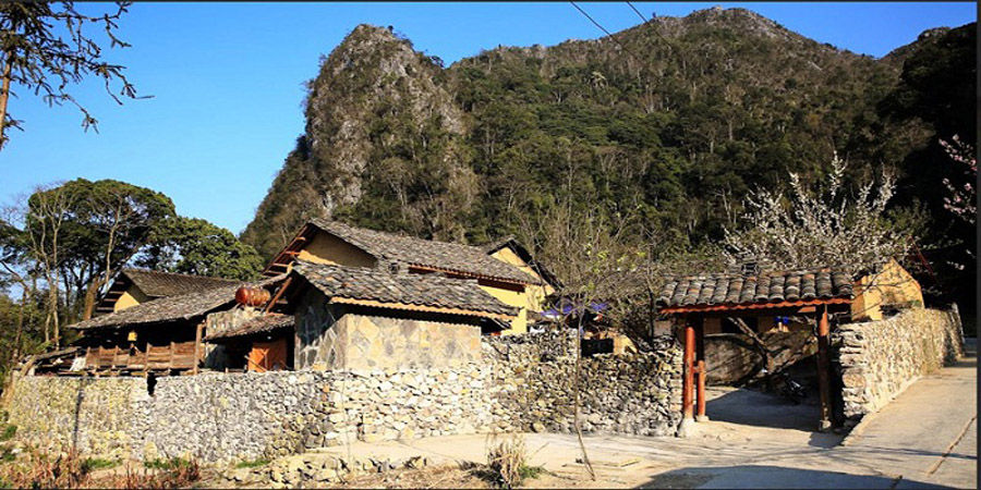 Giá vé tham quan nhà của Pao - Làng văn hóa Lũng Cẩm