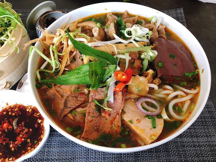 bún bò huế cay nồng, đậm đà_ Hoangviettravel