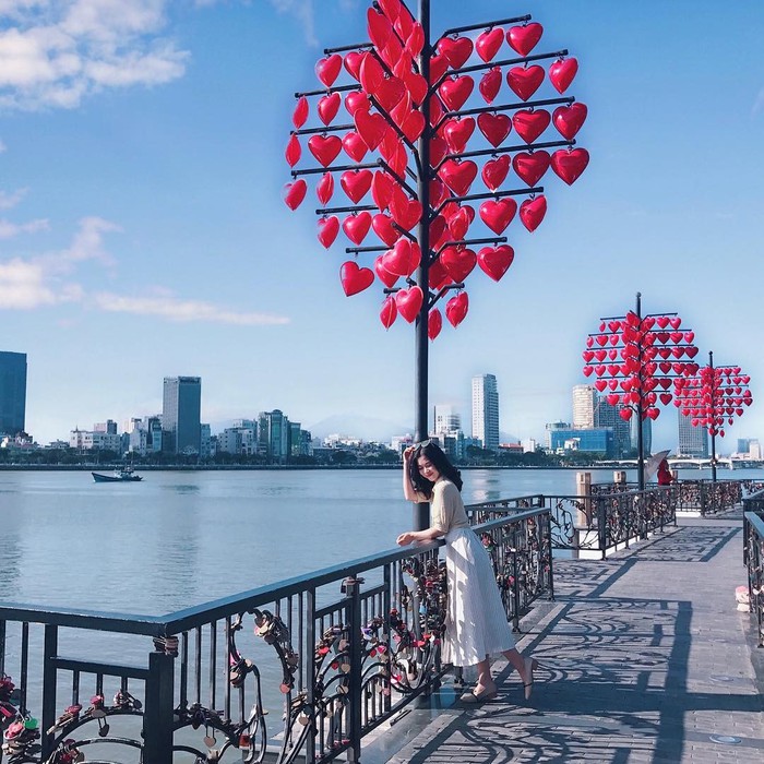 Có cây cầu Tình Yêu Đà Nẵng nên thơ và lãng mạn trên dòng sông Hàn!