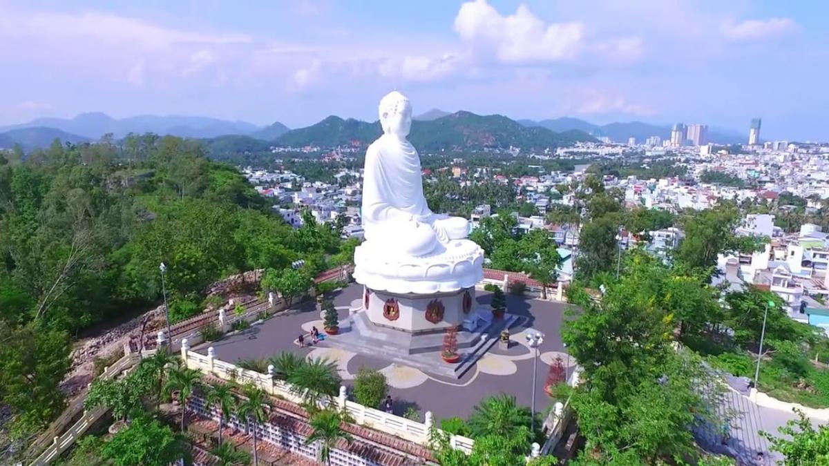 Chùa Long Sơn Nha Trang: Chùa Phật Trắng cổ kính của TP biển