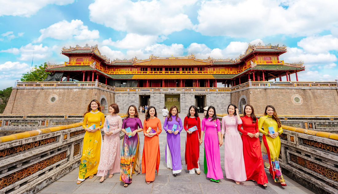 Huế miễn vé tham quan di tích cho người mặc áo dài truyền thống