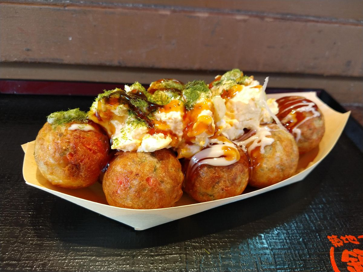thưởng thức Takoyaki - đặc sản đường phố Nhật Bản nên thử dịp tour lễ 2.9