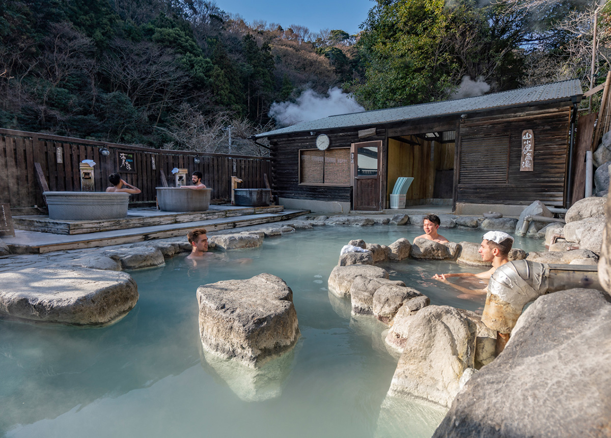 Trải nghiệm tắm Onsen thư giãn vào mùa thu tại Nhật Bản