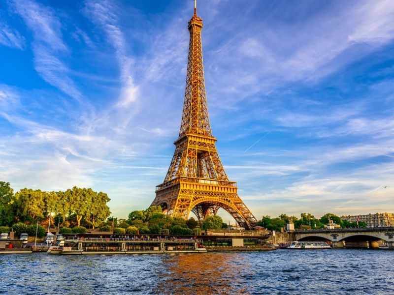 Paris tráng lệ với đợt tuyết rơi kỷ lục trong ba thập kỷ