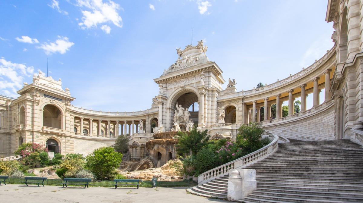 Lâu đài kiến trúc tân cổ điển Palais Longchamps tôn vinh nguồn nước
