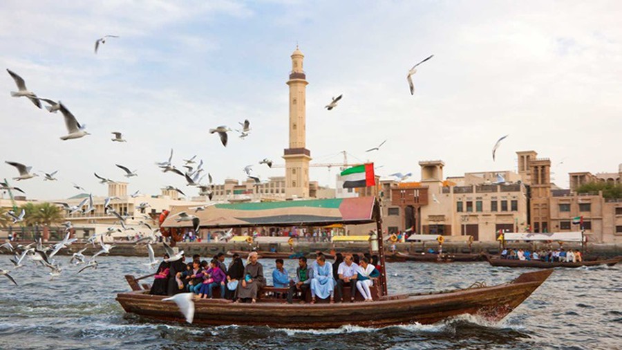 Du lịch thành phố Dubai bằng thuyền Abra trên sông Creek