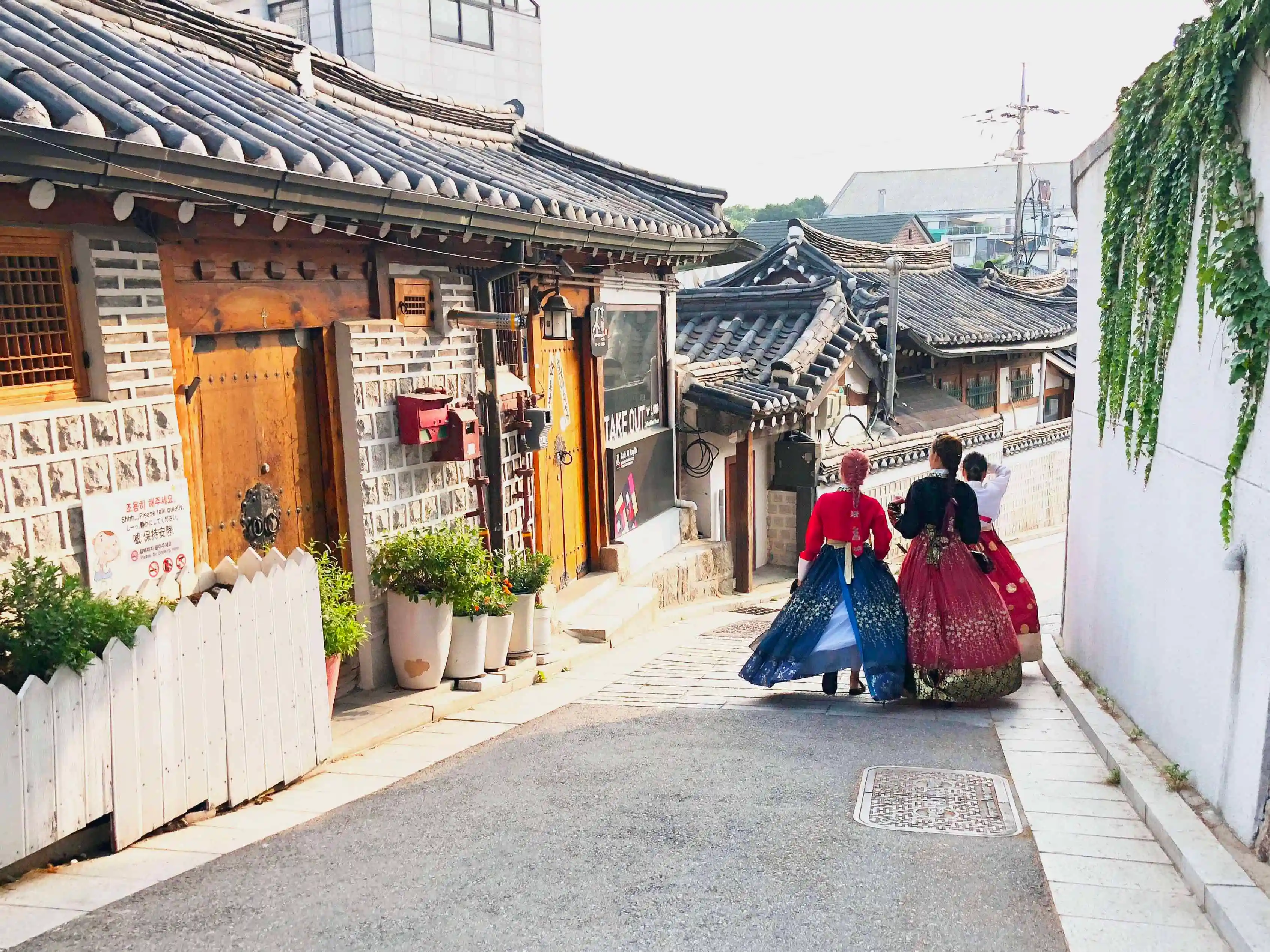 Làng hanok Bukchon: diện hanbok và cùng hòa mình vào một Seoul cổ xưa