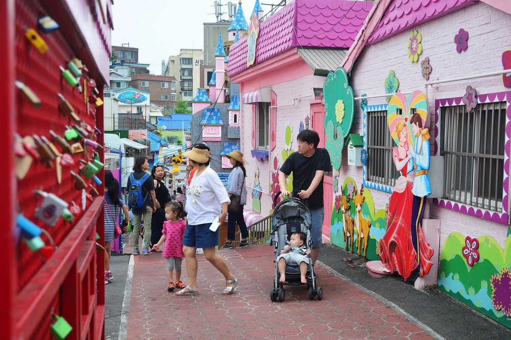Làng cổ tích cách Seoul một tiếng đi tàu