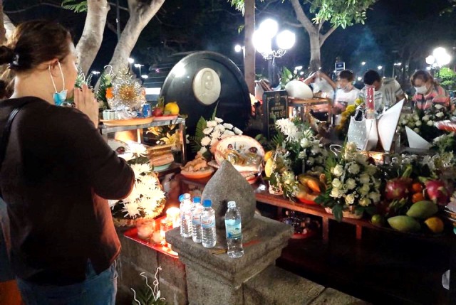 Video: Trải nghiệm đi viếng mộ cô Sáu và nghĩa trang Hàng Dương vào đêm  khuya