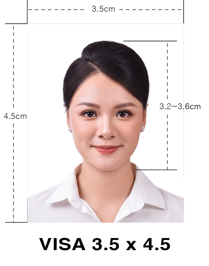 Hình ảnh một người phụ nữ tóc đen búi cao, mặc áo sơ mi trắng có cổ, đứng ở vị trí trung tâm trên nền trắng. Hình ảnh có ghi kích thước ảnh visa, ghi là 3,5 x 4,5 cm.